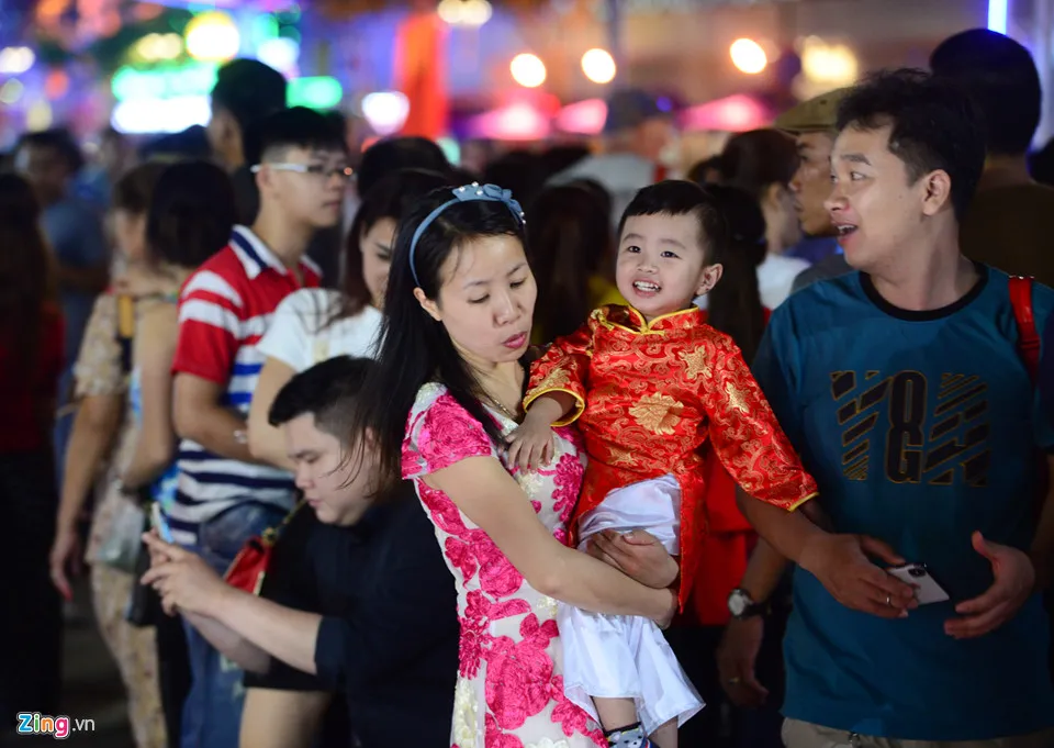 Hang nghin nguoi do ve duong hoa Nguyen Hue trong dem khai mac hinh anh 6