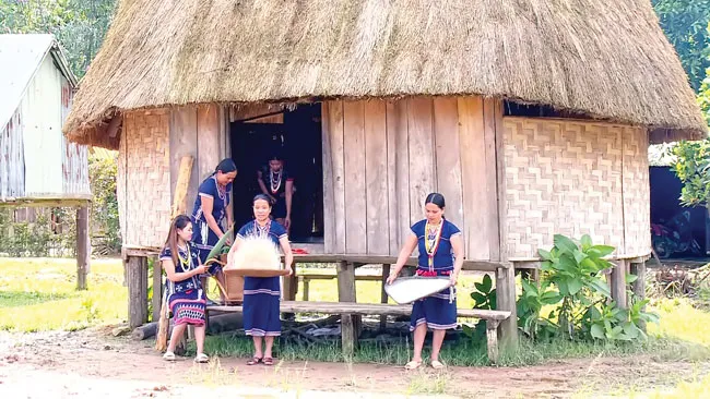 Kỳ 1: Những màu sắc huyền bí ảnh 1