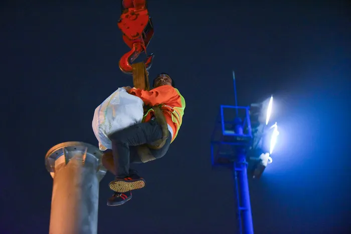 Trắng đêm tháo dỡ trạm thu phí Thủ Thiêm - Ảnh 7.