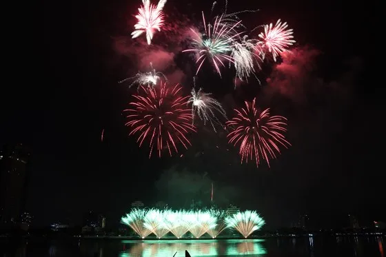 Bầu trời Đà Nẵng rực rỡ pháo hoa ảnh 12