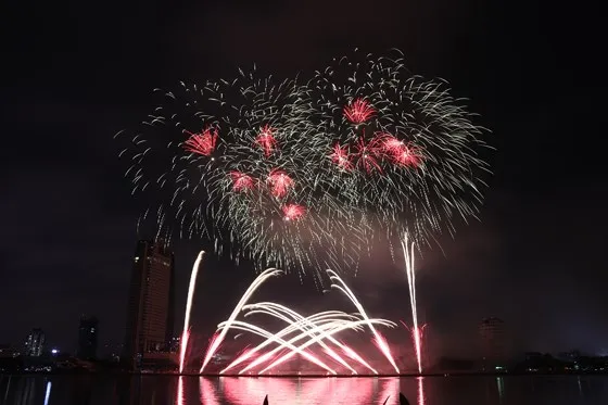 Bầu trời Đà Nẵng rực rỡ pháo hoa ảnh 28