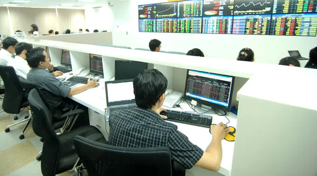 Công ty chứng khoán tự doanh, nhà đầu tư thua thiệt ảnh 1