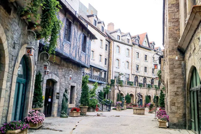 Làng cổ Pháp trên đỉnh Bà Nà ảnh 9