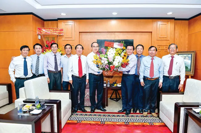 Ông Nguyễn Thiện Nhân, Ủy viên Bộ Chính trị, Bí thư Thành ủy TPHCM, tăng hoa chúc mừng báo SGGP nhân kỷ niệm 93 năm ngày Báo chí cách mạng Việt Nam. Ảnh: VIệt Dũng