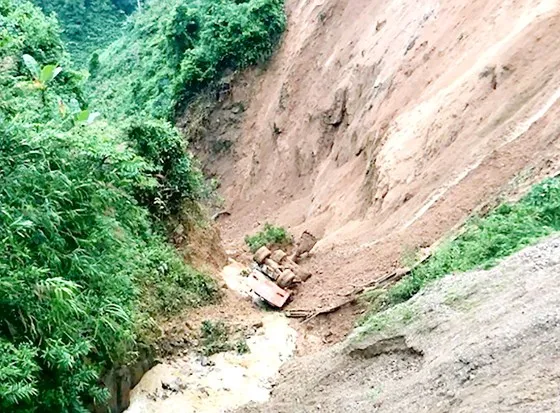 Khẩn trương khắc phục thiệt hại, hỗ trợ đồng bào hoạn nạn ảnh 1 Khẩn trương khắc phục thiệt hại, hỗ trợ đồng bào hoạn nạn ảnh 1