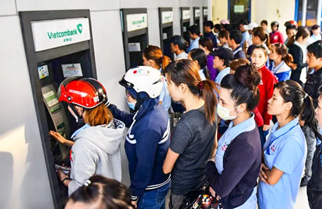 Tăng phí ATM, bóp người thu nhập thấp ảnh 1