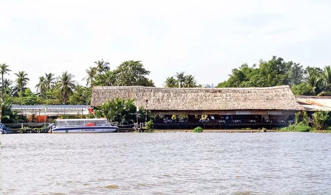 Lôm nhôm cảnh quan ven sông Sài Gòn ảnh 1