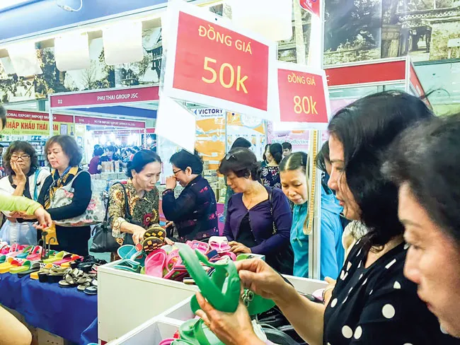 Tràn lan hàng hóa “lập lờ đánh lận con đen” ảnh 1