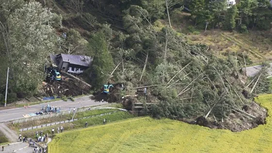 Động đất mạnh gây lở đất, mất điện trên diện rộng tại Nhật Bản ảnh 4 Động đất mạnh gây lở đất, mất điện trên diện rộng tại Nhật Bản ảnh 4