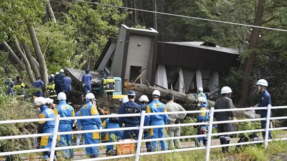 Động đất mạnh gây lở đất, mất điện trên diện rộng tại Nhật Bản ảnh 1