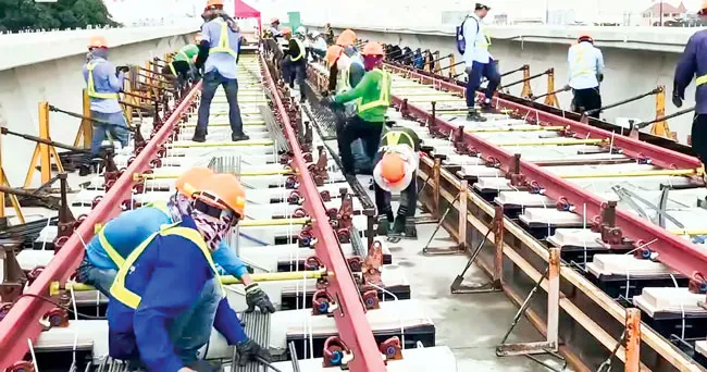 Tháo gỡ khó khăn, đẩy nhanh tiến độ 2 tuyến metro ảnh 1