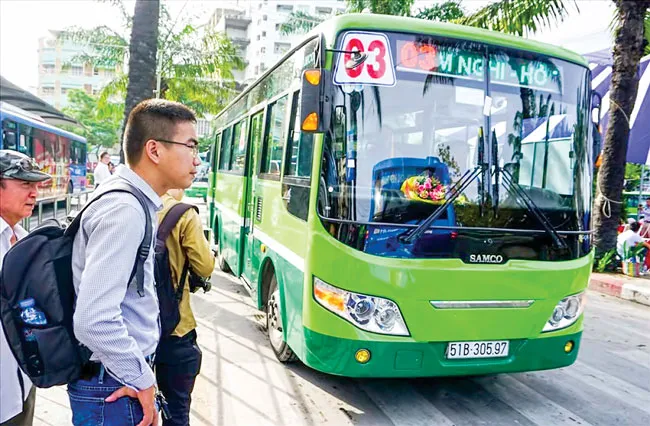 Xe buýt đi vào “ngõ hẹp” ảnh 1