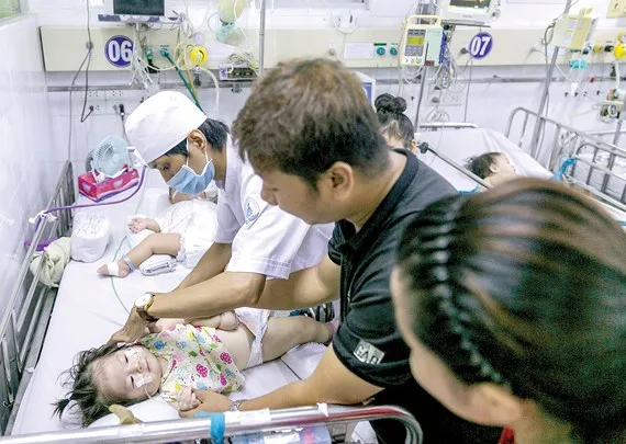 Dịch bệnh tại các tỉnh phía Nam: Vẫn nóng! Bệnh nhi được chăm sóc tại Bệnh viện Nhi đồng 1, TPHCM. Ảnh: HOÀNG HÙNG