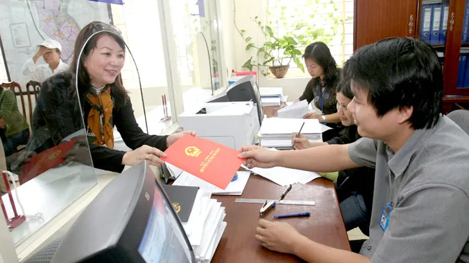 Nhiều thủ tục và thẩm quyền tự làm khó nhau ảnh 1