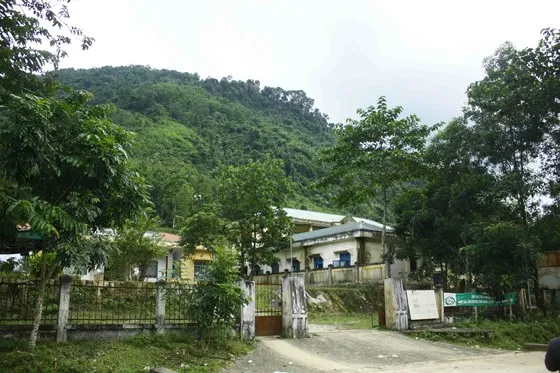 Núi nứt dài 100m, rộng 150m đe dọa trường học và nhà dân ảnh 2 Quảng Ngãi: Nứt núi dài 100m, rộng 150m đe dọa trường học và nhà ở tại Ba Giang ảnh 2