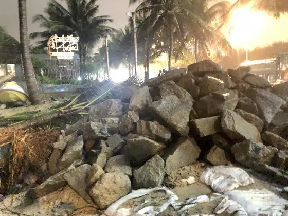 Đà Nẵng: “Đội” mưa lớn chở 50 khối đá “cứu” cửa xả Mỹ An ảnh 1