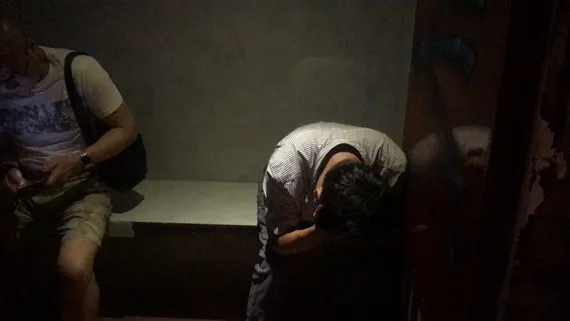  Kiểm tra các phòng bên phòng, công an phát hiện có khoảng 20 người, đa phần là nam giới quốc tịch nước ngoài đang kích dục đồng tính. Ảnh: ĐAN NGUYÊN