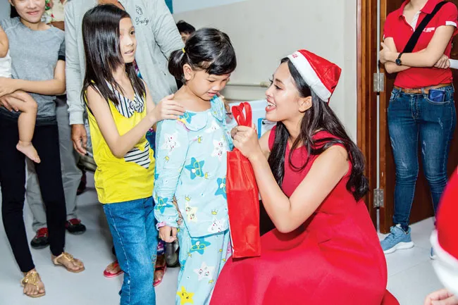 Hoa hậu Trần Tiểu Vy - Mang hơi ấm từ ngọn lửa nhỏ ảnh 1