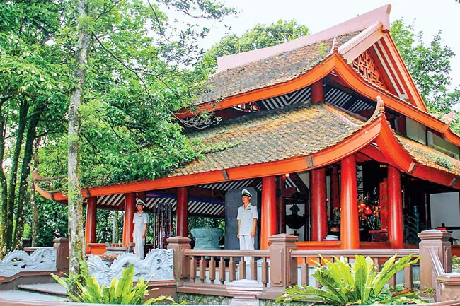 Đền thờ Bác Hồ - Linh thiêng trên đỉnh núi Vua ảnh 2