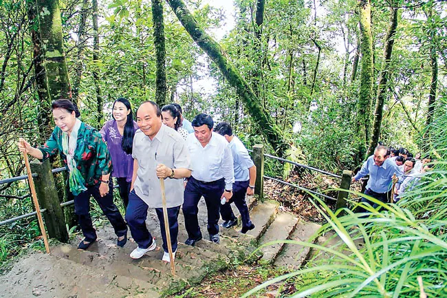 Đền thờ Bác Hồ - Linh thiêng trên đỉnh núi Vua ảnh 4