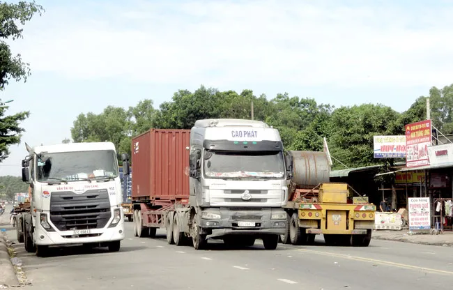 Hệ lụy từ bến bãi container không phép ảnh 1