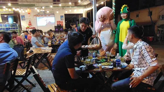 Mưu sinh bằng nghề mặc mascot ảnh 1