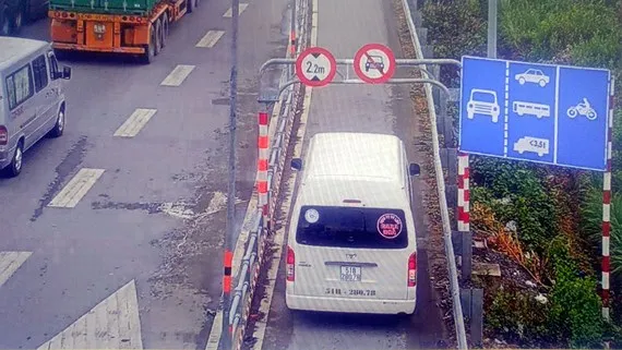 Có biển cấm nhưng xe ô tô cố tình lưu thông vào làn xe gắn máy