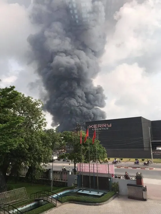 Cháy lớn trong Khu Công nghiệp Sóng Thần 2, Bình Dương ảnh 1