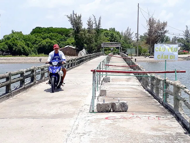 Hòn Đá Bạc kêu cứu ảnh 1