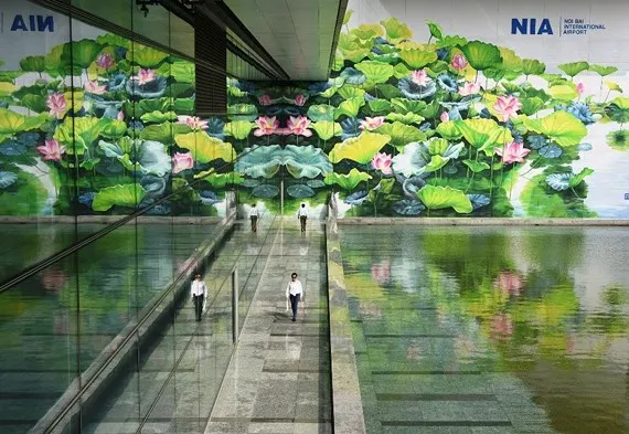2 bức tranh hoa sen ở Nội Bài đoạt Huy chương vàng Thiết kế quốc tế