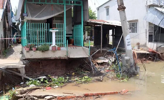 Người dân hoảng loạn tháo chạy trong đêm do sạt lở ven bờ sông Ô Môn ảnh 1