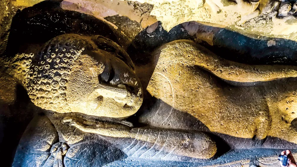 Hang động Phật giáo 2.200 năm tuổi trong rừng sâu ảnh 3