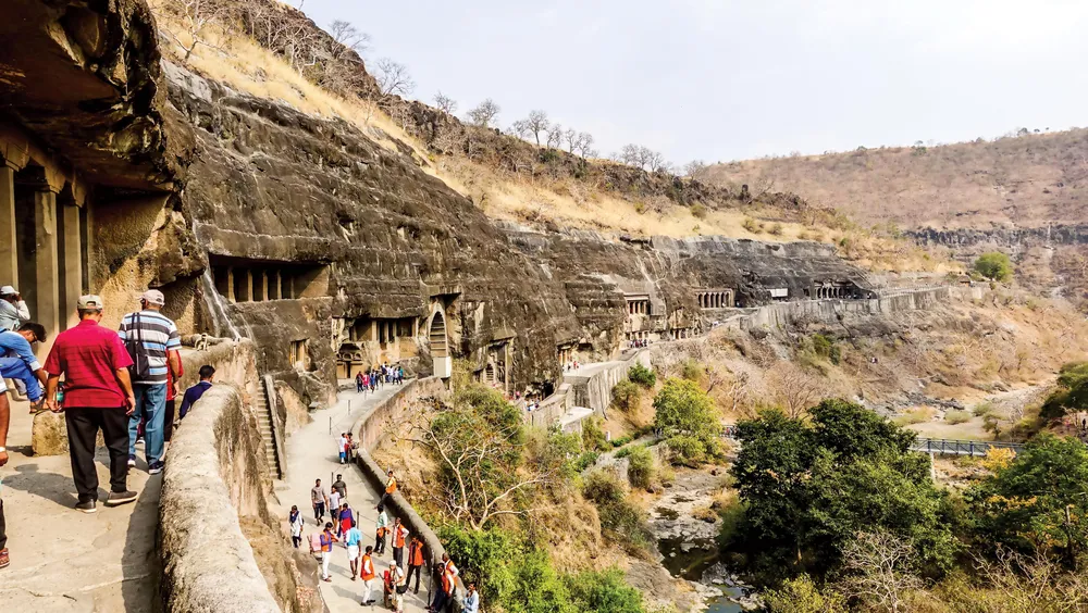 Hang động Phật giáo 2.200 năm tuổi trong rừng sâu ảnh 2