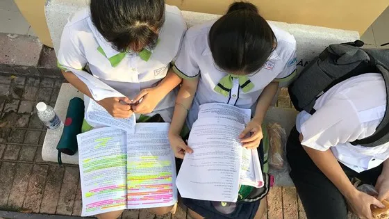 Hơn 880.000 thí sinh bắt đầu làm bài thi môn Ngữ văn ảnh 6 TPHCM: Thí sinh hồi hộp bước vào thi môn Ngữ văn ảnh 5