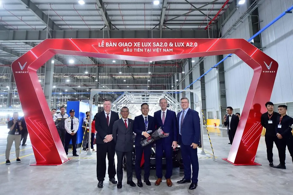 Vinfast bàn giao lô xe Lux SA2.0 va Lux A2.0 đầu tiên cho khách hàng