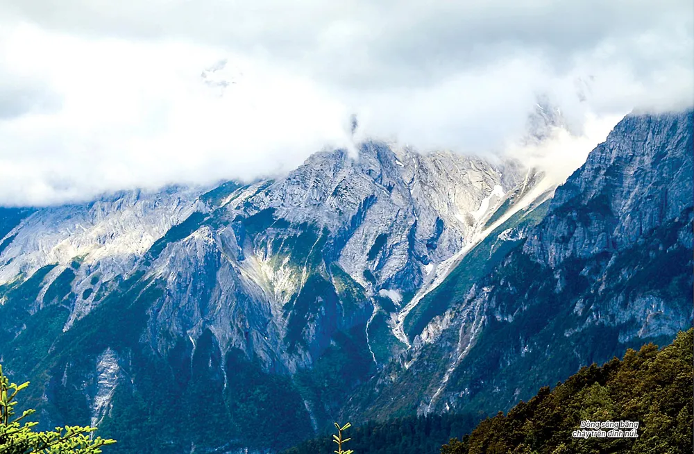 Ngọc Long Tuyết Sơn quanh năm tuyết trắng ảnh 2