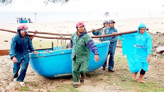 Miền Trung căng mình chống bão ảnh 1