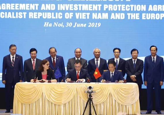 Thủ tướng Nguyễn Xuân Phúc chứng kiến ký Hiệp định Thương mại tự do giữa Việt Nam và Liên minh châu Âu. Ảnh: TTXVN