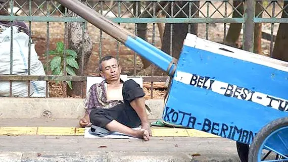 Một người vô gia cư ở Jakarta