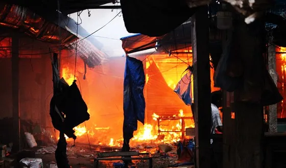 Chợ Mộc Bài cháy dữ dội, hàng trăm tiểu thương 'chết điếng' ảnh 4