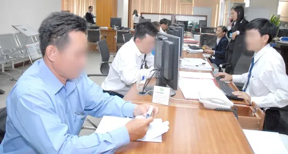 Khách hàng giao dịch tại một công ty bảo hiểm. Ảnh: THÀNH TRÍ