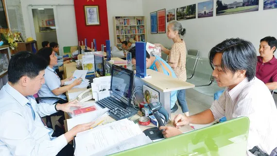 Người dân làm thủ tục hành chính tại UBND phường Bến Thành, quận 1, TPHCM. Ảnh: VIỆT DŨNG