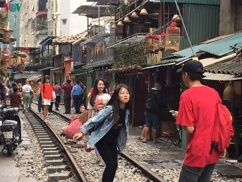 du khach van tap nap ve "pho ca phe duong tau" chup anh sau bien cam hinh 10