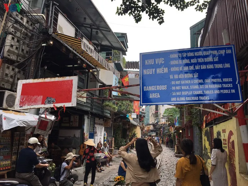 du khach van tap nap ve "pho ca phe duong tau" chup anh sau bien cam hinh 11