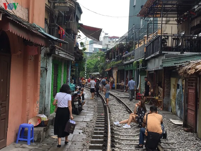 du khach van tap nap ve "pho ca phe duong tau" chup anh sau bien cam hinh 13