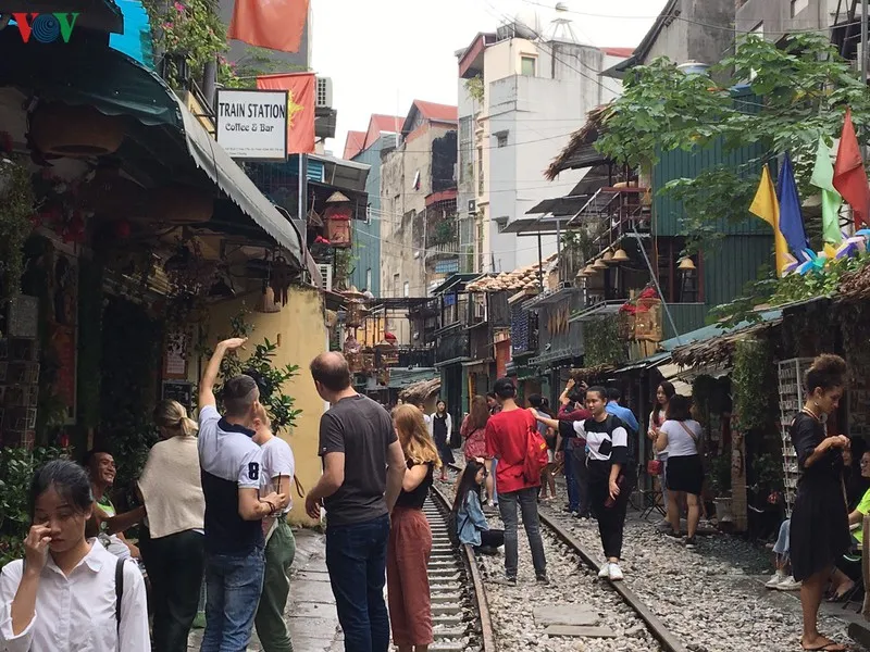 du khach van tap nap ve "pho ca phe duong tau" chup anh sau bien cam hinh 14