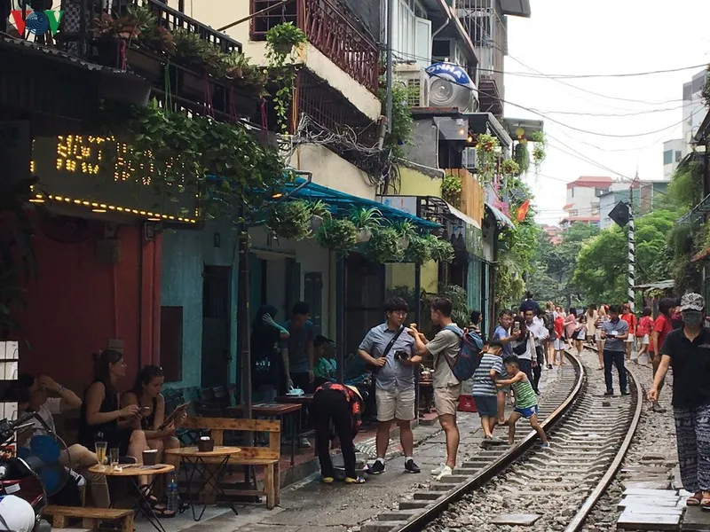 du khach van tap nap ve "pho ca phe duong tau" chup anh sau bien cam hinh 15