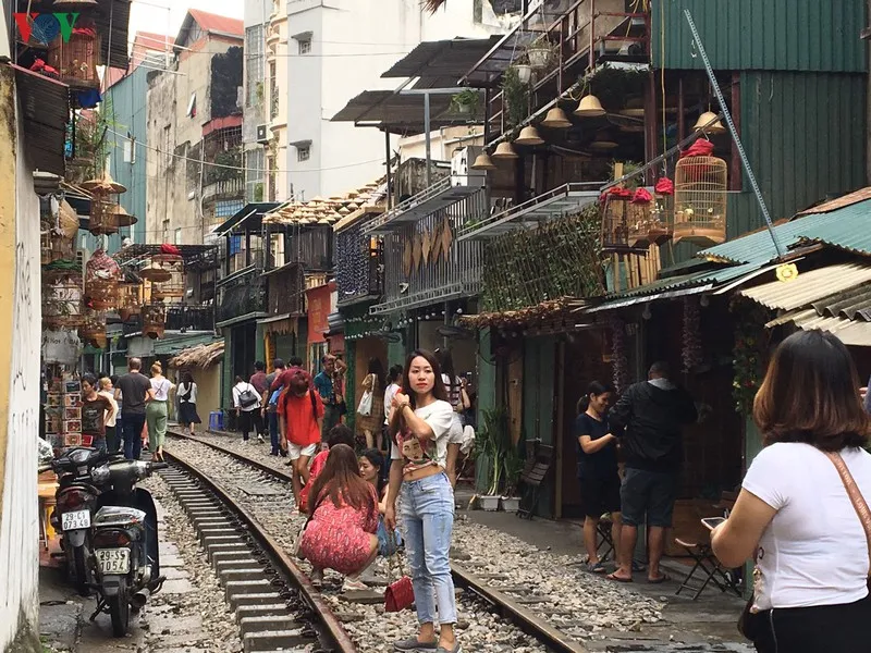 du khach van tap nap ve "pho ca phe duong tau" chup anh sau bien cam hinh 17