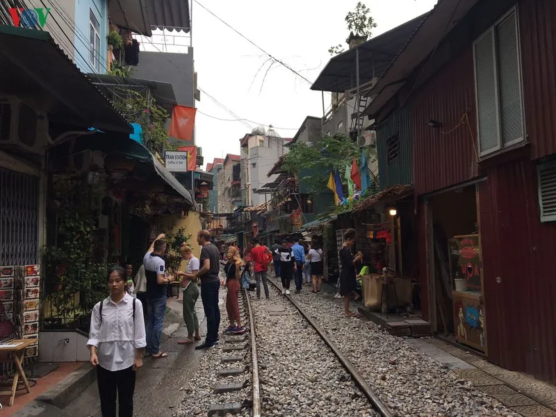 du khach van tap nap ve "pho ca phe duong tau" chup anh sau bien cam hinh 23