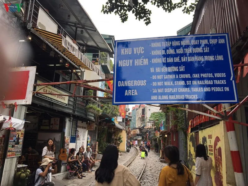 du khach van tap nap ve "pho ca phe duong tau" chup anh sau bien cam hinh 24